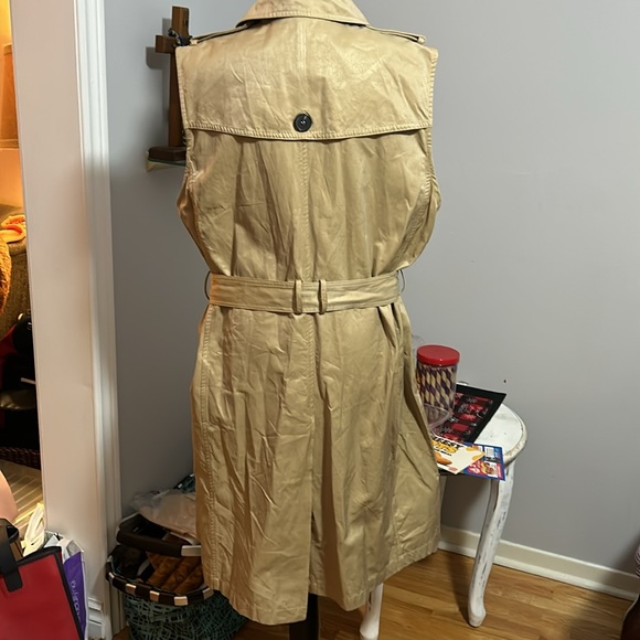 Beautiful unbranded Sleeveless Coat - Picture 2 of 11